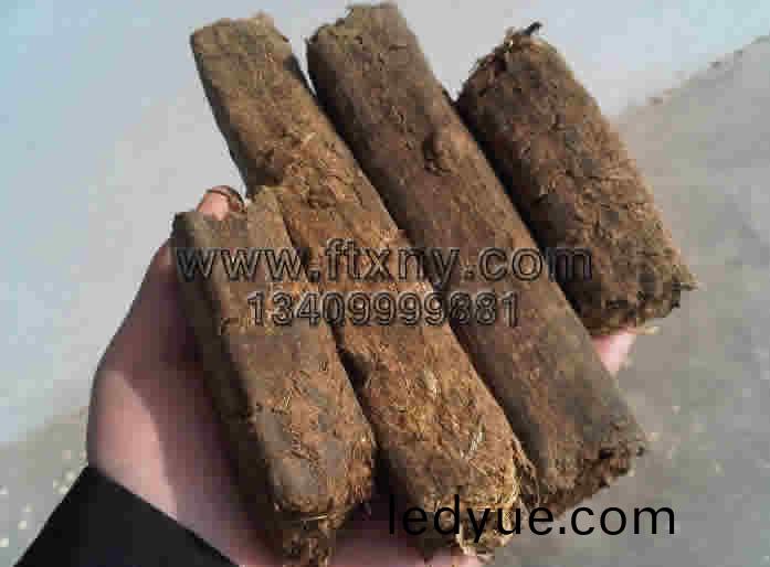 玉米稭(jie)稈(gan)塊狀(zhuang)生物(wu)質顆(ke)粒(li)燃(ran)料