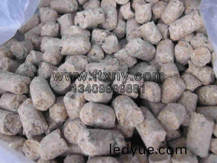 嬭(nai)牛養殖(zhi)專用顆(ke)粒飼(si)料
