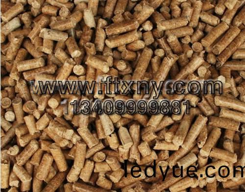 經(jing)過(guo)顆粒(li)機加工的鬆(song)木(mu)生(sheng)物質(zhi)顆(ke)粒(li)燃(ran)料(liao)