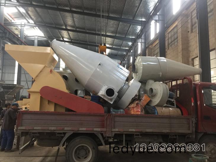 1000型(xing)木(mu)材(cai)粉碎(sui)機(ji)髮(fa)貨(huo)