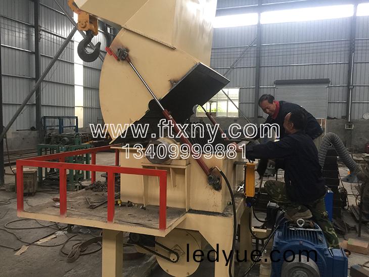 1500型木材(cai)粉(fen)碎機
