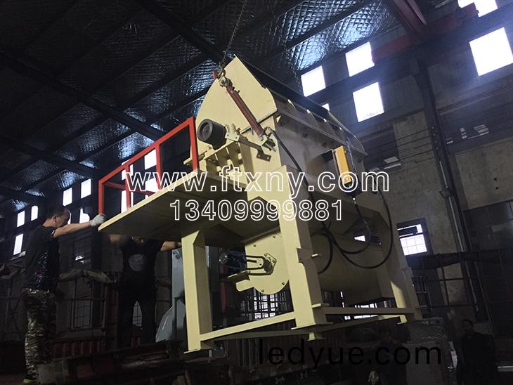1500型粉碎(sui)機(ji)裝(zhuang)車髮(fa)貨