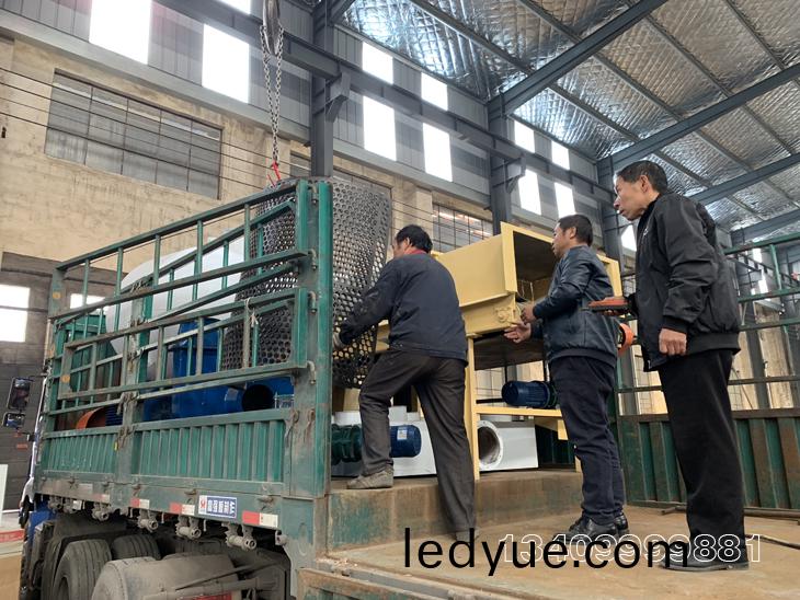 1200型稭稈(gan)粉碎機(ji)髮貨(huo)了
