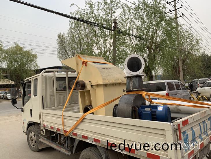800型木(mu)材(cai)粉(fen)碎機(ji)髮貨