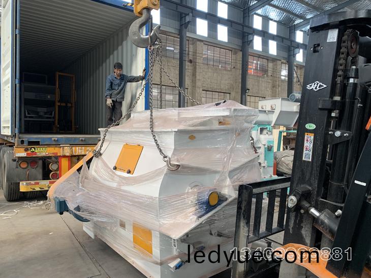 雙軸(zhou)槳葉飼料(liao)攪拌(ban)機裝車