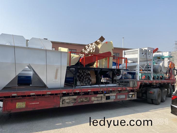 全(quan)套(tao)生(sheng)物質(zhi)顆粒機生産線(xian)開(kai)始(shi)裝車(che)