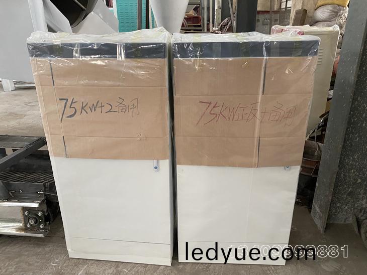 兩(liang)套(tao)壓(ya)塊機用的配電櫃