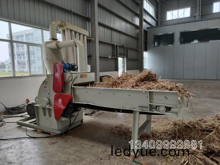 800型輕(qing)質餵(wei)料(liao)木(mu)材粉(fen)碎(sui)機