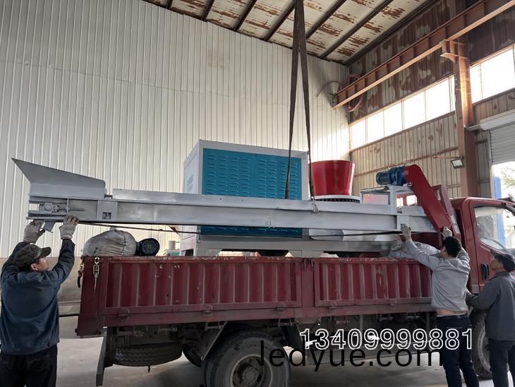 羊糞(fen)壓(ya)塊燃料成(cheng)型機(ji)髮(fa)貨(huo)