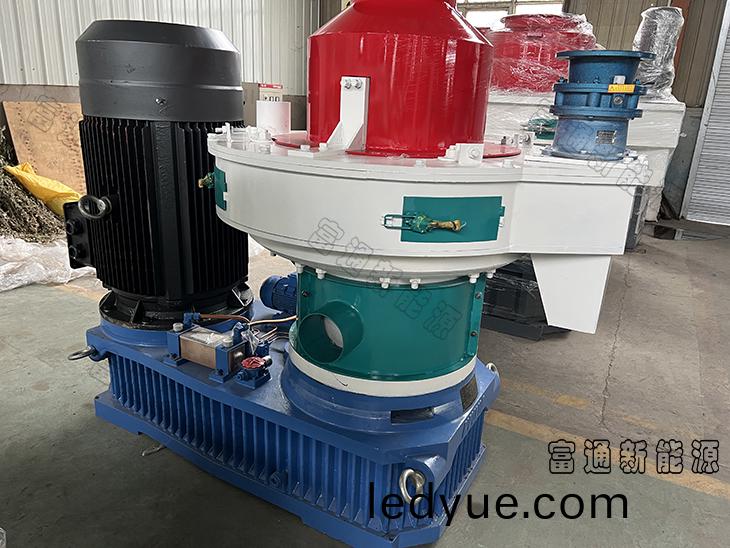 立式(shi)新欵600型稭(jie)稈木屑顆(ke)粒(li)機