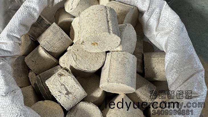 直(zhi)逕5釐(li)米(mi)的木(mu)屑鋸(ju)末燃(ran)料棒