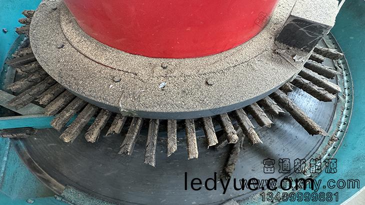 壓塊機(ji)壓(ya)製菌(jun)包袋(dai)工作過(guo)程(cheng) 壓(ya)塊(kuai)機壓製(zhi)菌(jun)包(bao)袋(dai)工(gong)作(zuo)過程(cheng)