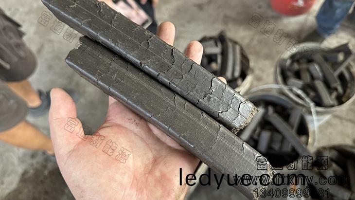 化(hua)工廠(chang)汚泥(ni)壓塊燃料(liao)