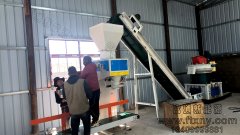 牛糞顆(ke)粒機(ji)牛糞壓塊機用戶(hu)現(xian)場(chang)