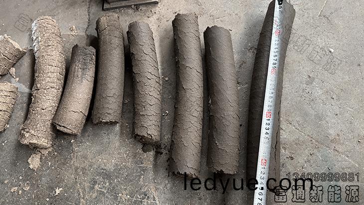 直逕(jing)7釐米的(de)牛(niu)糞燃料(liao)棒(bang)